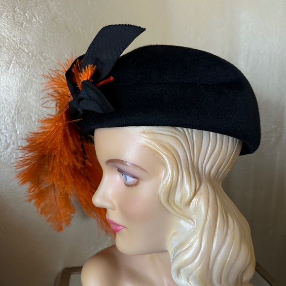 AMAZING 1940s\' BLACK FELT BERET WITH BLACK & ORANGE LONG OSTRICH FEATHERS main image 7
